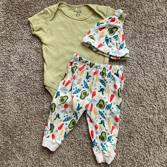 chick pea Other - Baby Outfit Set Chickpea size 6-9 months